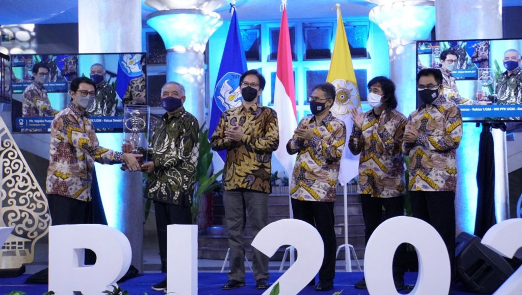 (from left) Head of Puspresnas Asep Sukmayadi SIP MSi handed the rotating Sambawana trophy to ITS Deputy Chancellor I Prof Dr. Ir Adi Soeprijanto MT accompanied by the ITS Chancellor and the KRI 2021 jury