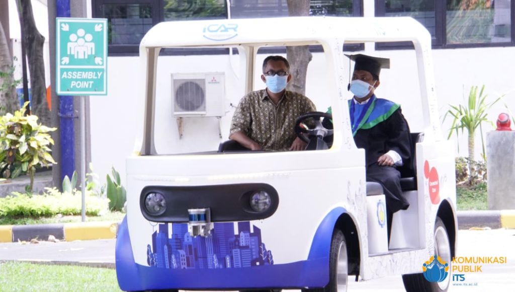 Salah satu wisudawan lain yang juga hadir secara drive thru dengan mengendarai i-Car pada Wisuda ke-124 ITS