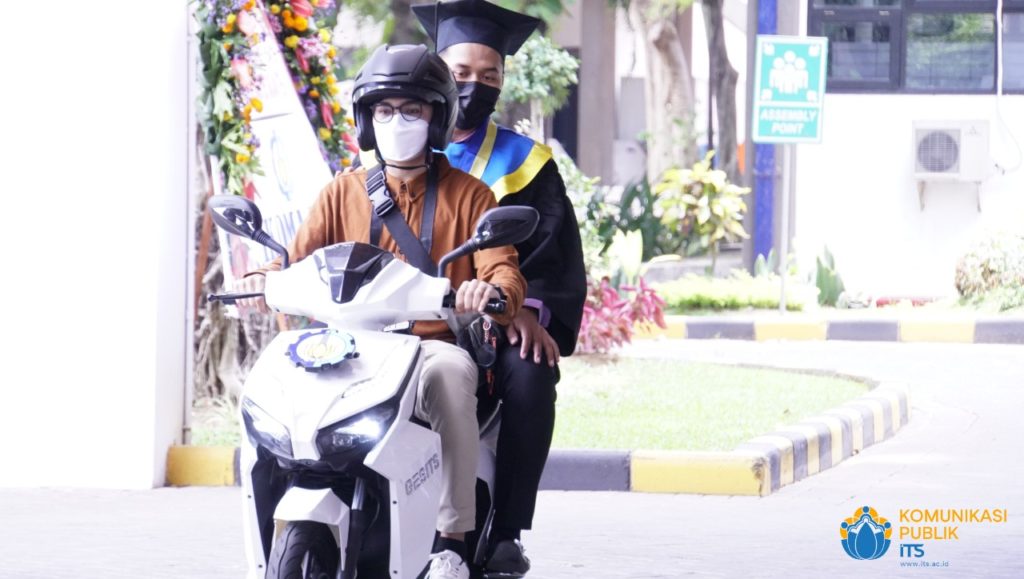 Salah satu wisudawan yang hadir secara drive thru dengan mengendarai motor listrik ITS GESITS pada Wisuda ke-124 ITS