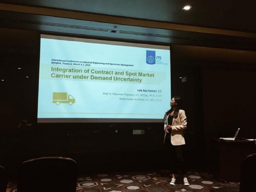 Lala Ayu Kantari saat melakukan presentasi ide risetnya di Bangkok, Thailand