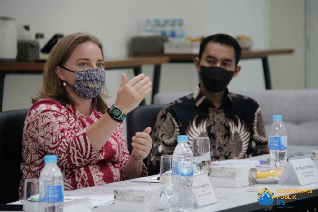 Assistant Cultural Officer US Embassy Jakarta Mary K Threchock dan Director for Postgraduate Program and Academic atau Direktur Pascasarjana dan Pengembangan Akademik ITS Prof Heri Kuswanto saat sesi diskusi