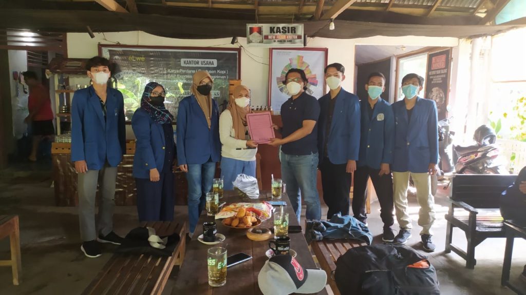 Dr rer nat Nasori SSi MSi bersama Tim KKN Abmas Halal 2021 ketika menyerahkan dokumen pendaftaran sertifikasi halal kepada salah satu pelaku UMKM terpilih
