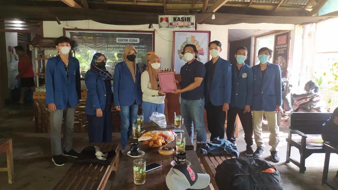 Dr rer nat Nasori SSi MSi bersama Tim KKN Abmas Halal 2021 ketika menyerahkan dokumen pendaftaran sertifikasi halal kepada salah satu pelaku UMKM terpilih