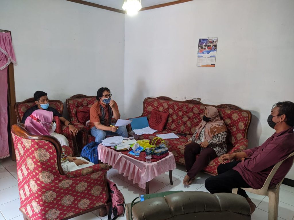 Dr rer nat Nasori SSi MSi bersama perwakilan Tim KKN Abmas Halal 2021 ketika melakukan pendampingan kepada salah satu UMKM terpilih