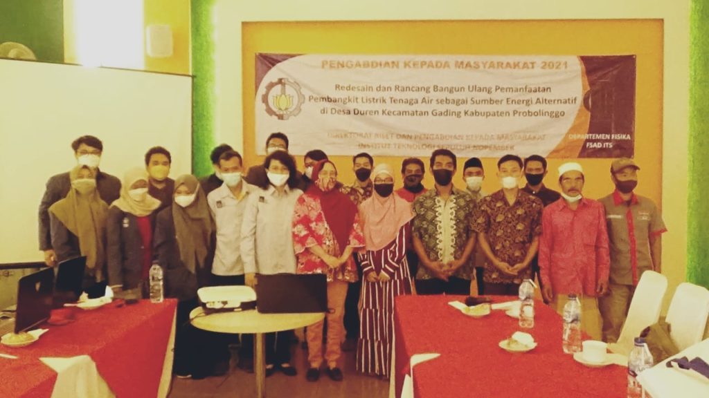 Foto bersama Tim KKN Abmas ITS dengan pengurus Desa Duren dalam kegiatan FGD rancang desain PLTMH