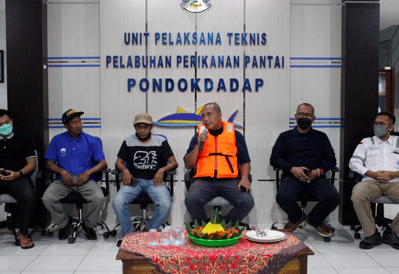 Ketua tim Ocean FarmITS Dr Eng Yeyes Mulyadi ST MSc (berompi) ketika memberikan sambutan peluncuran Ocean FarmITS di UPT Pelabuhan Perikanan Pantai, Pondokdadap, Malang