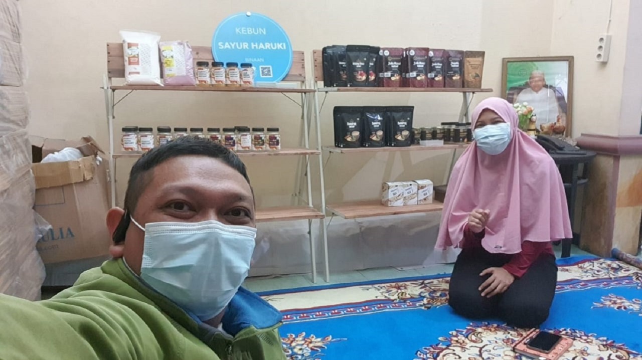 Kunjungan ke rumah produksi UMKM Bhumi Cantya Indonesia yang diwakili oleh Herdayanto Sulistyo Putro SSi MSi selaku ketua tim KKN Abmas ITS