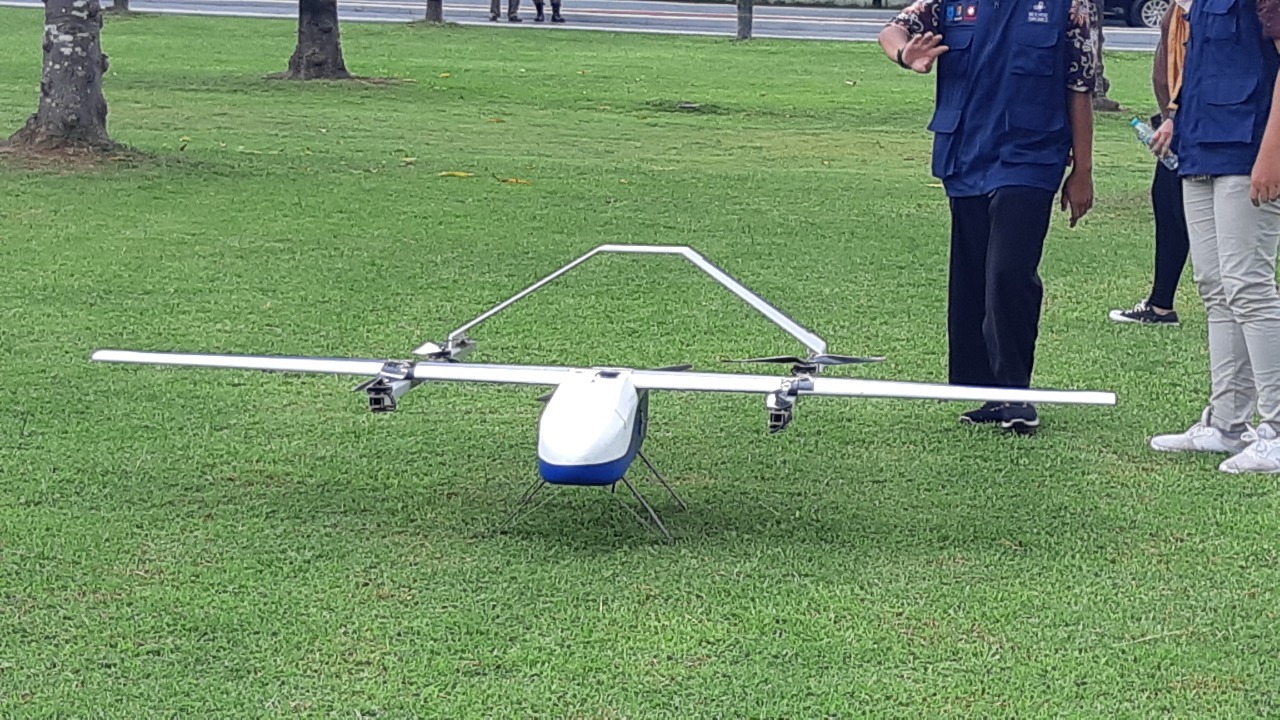 Model drone untuk pengiriman logistik medis ketika diuji coba pada perhelatan HUT Kabupaten Sumenep ke-752