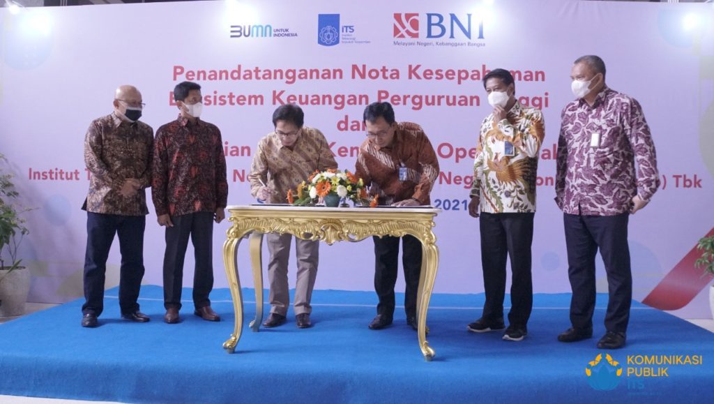 Penandatanganan nota kesepahaman oleh Rektor ITS Prof Dr Ir Mochamad Ashari MEng (kiri) dan Direktur Hubungan Kelembagaan BNI Sis Apik Wijayanto