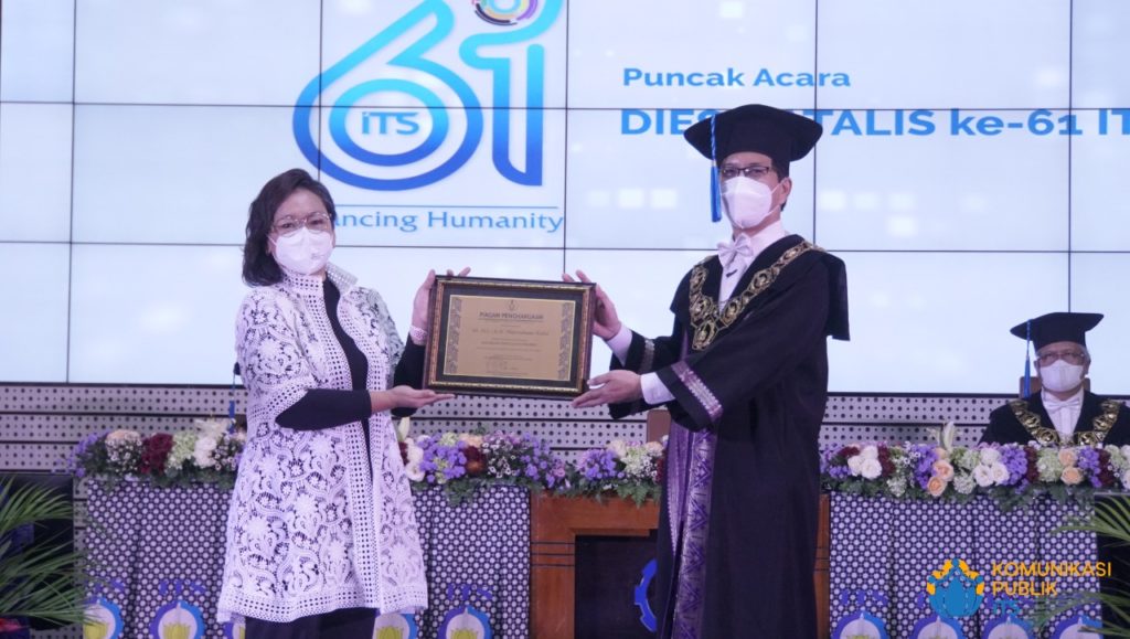 Penyerahan-Penghargaan-10-Nopember-oleh-Rektor-ITS-Prof-Dr-Ir-Mochamad-Ashari-MEng-kepada-putri-ketiga-almarhum-Dr-HC-KH-Abdurrahman-Wahid-atau-Gus-Dur-Anita-Hayatunnufus-Wahid