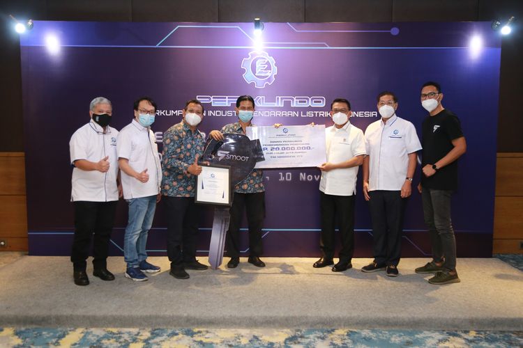 Submission of donations and awards by the General Chairperson of Periklindo General TNI (Ret.) Dr. H Moeldoko Ginting SIP to the supervisor of the ITS Nogogeni Team Dedy Zulhidayat Noor ST MT Ph.D. and Head of the ITS Industrial Mechanical Engineering Department Dr. Ir Heru Mirmanto MT