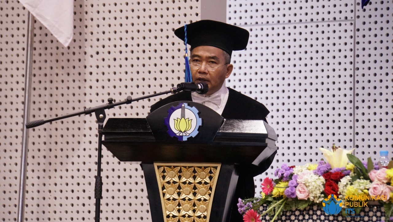 Prof Drs Mahmud Mustain MSc PhD saat mempresentasikan orasi ilmiahnya dalam prosesi pengukuhannya sebagai profesor baru di ITS