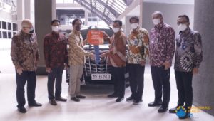 Prosesi penyerahan kendaraan operasional dari Direktur Hubungan Kelembagaan BNI Sis Apik Wijayanto, kepada Rektor ITS Prof Dr Ir Mochamad Ashari MEng