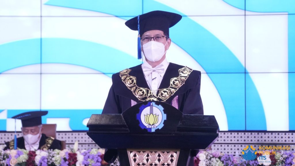 Rektor-ITS-Prof-Dr-Ir-Mochamad-Ashari-MEng-ketika-membuka-sambutannya-dalam-acara-puncak-peringatan-Dies-Natalis-ke-61-ITS-yang-digelar-secara-hibrida