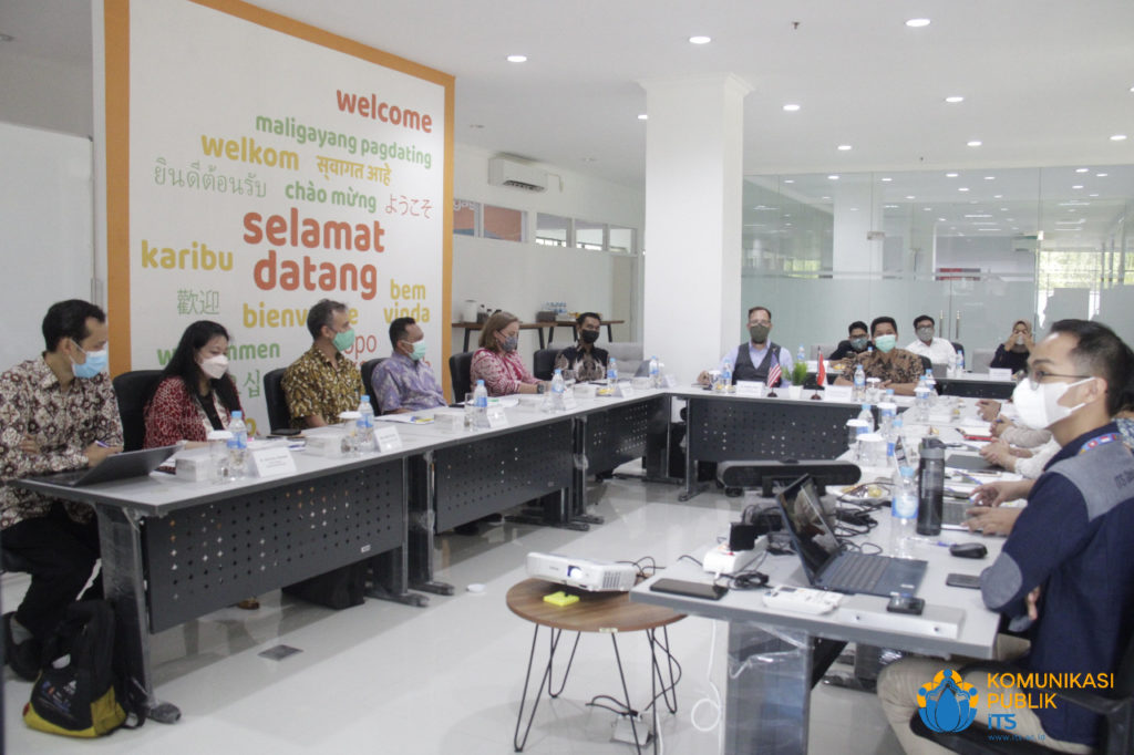 The atmosphere of the discussion between ITS and RELO US Embassy Jakarta at the ITS Global Kampong Building