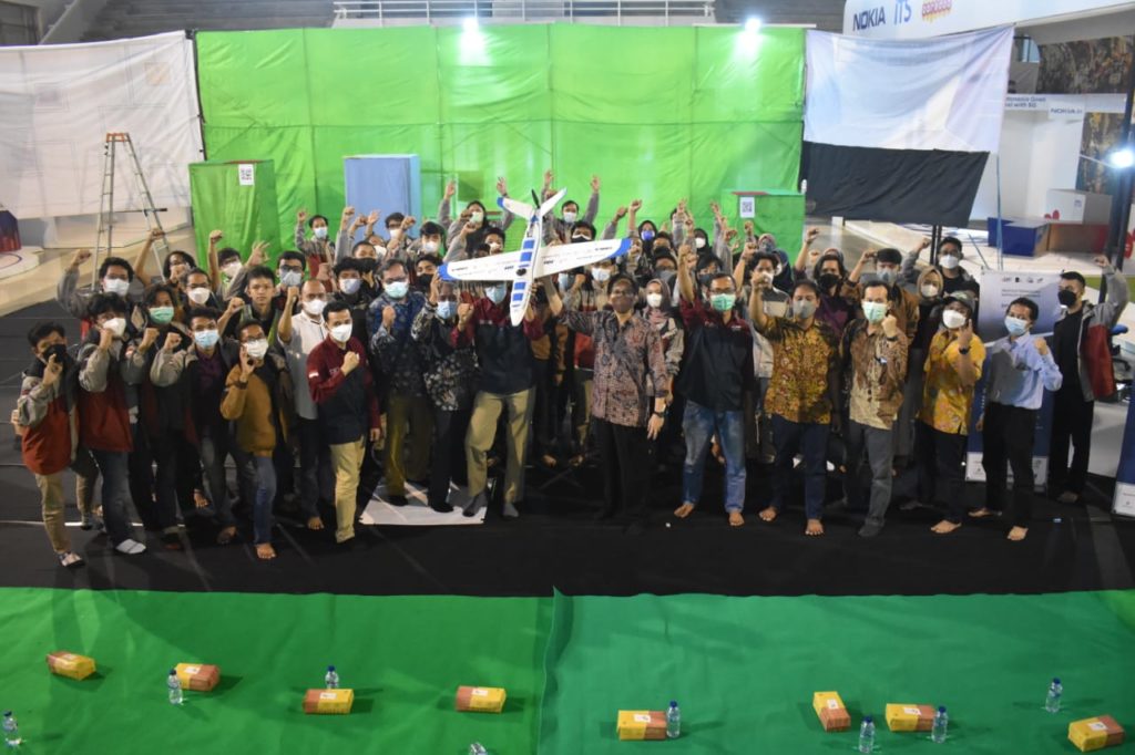 ITS Bayucaraka Team with ITS Chancellor Prof. Dr. Ir Mochamad Ashari MEng and other coaches during the release of the team to KRTI 2021