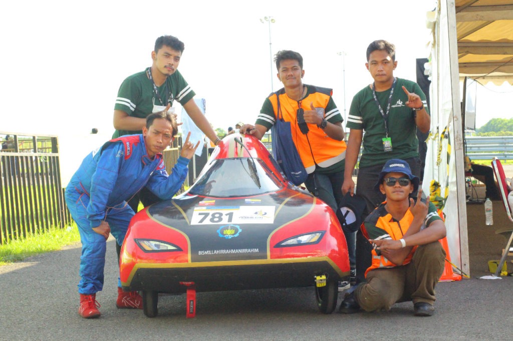 The ITS Nogogeni team poses with the Nogogeni VI EVO