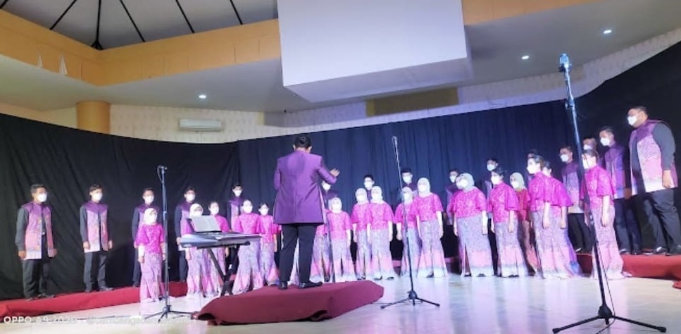 The ITS PSM team sings the song Birds of Paradise with its choreography at the 2021 Jean Sibelius Festival Choral Competition (JSFCC)