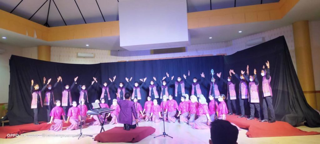 The Student Voice Guidance Team (PSM) of the Sepuluh Nopember Institute of Technology (ITS) in the live recording session of the Jean Sibelius Festival Choral Competition (JSFCC) 2021 Finland (Photo: Bambang Soemardiono)