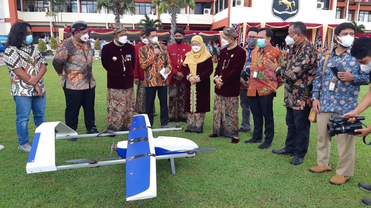 Wakil Rektor IV ITS Bambang Pramujati ST MScEng PhD (pegang mic) ketika memaparkan cara kerja drone untuk pengiriman logistik medis kepada Bupati Sumenep Achmad Fauzi SH MH