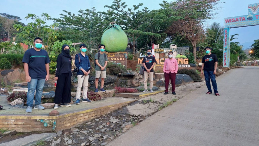 Kunjungan tim Abmas ITS untuk Virtual Tour Wisata Lembah Mbencirang ke lokasi wisata langsung