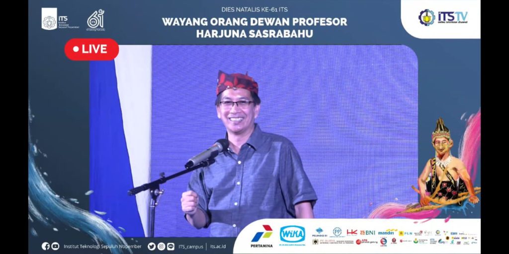Rektor ITS Prof Dr Ir Mochamad Ashari MEng memberikan apresiasi kepada seluruh pihak yang turut menyukseskan pagelaran Wayang Orang Dewan Profesor ITS