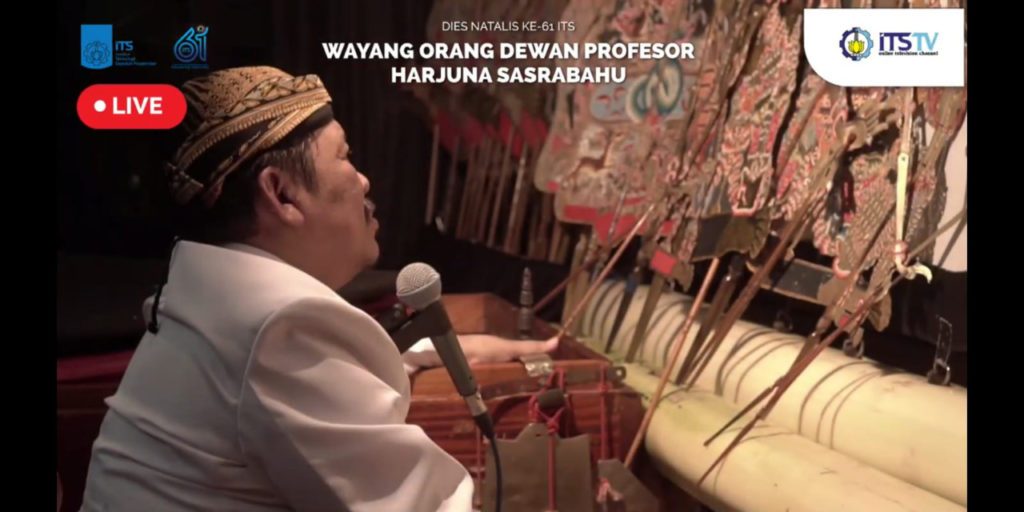 Prof Dr Ir Imam Robandi MT sebagai dalang pada pagelaran Wayang Orang Dewan Profesor ITS