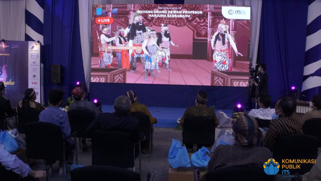 Nonton bersama pertunjukan virtual Wayang Orang yang diperankan oleh Dewan Profesor ITS di halaman Gedung Rektorat ITS
