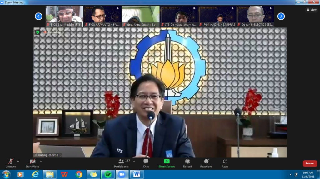 Rektor ITS Prof Dr Ir Mochamad Ashari MEng saat memberikan sambutan sebelum memberikan penghargaan dalam rangkaian peringatan Dies Natalis ke-61 ITS