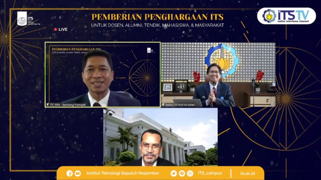 Duta Besar RI untuk Kerajaan Spanyol, Muhammad Najib (bawah), alumnus ITS yang menerima penghargaan yang diserahkan oleh Rektor ITS Prof Dr Ir Mochamad Ashari MEng (kanan atas)