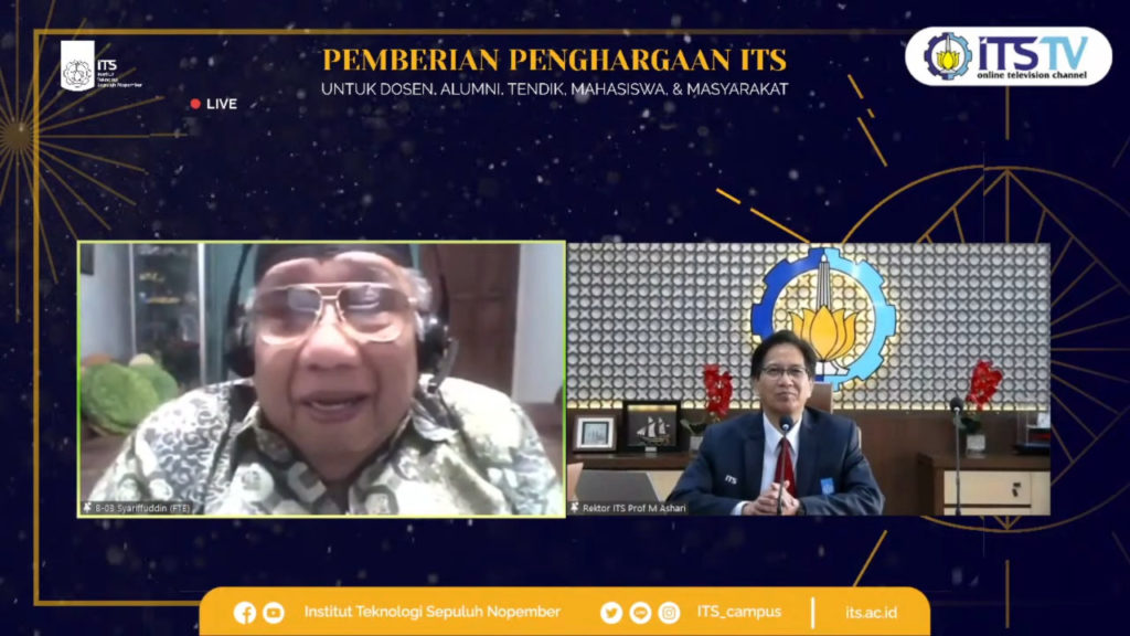 Ir Syarifuddin Mahmudsyah MEng (kiri) saat menerima penghargaan dari Rektor ITS Prof Dr Ir Mochamad Ashari MEng