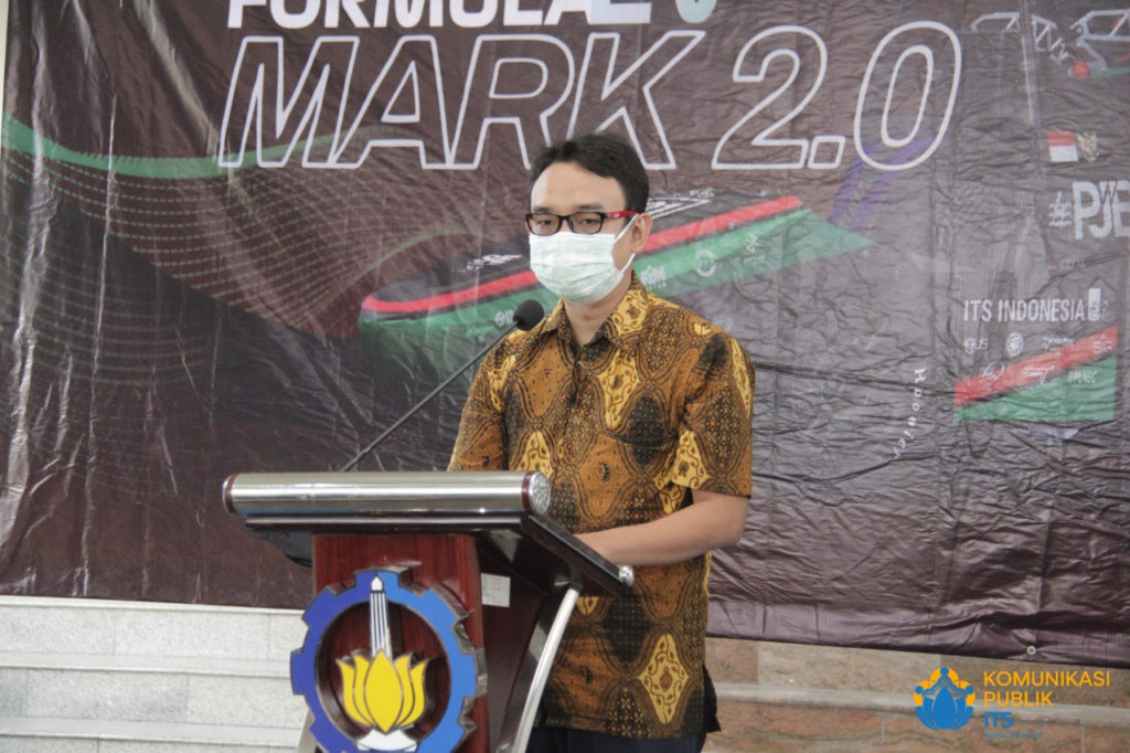Pembina tim Anargya ITS Alief Wikarta ST MSc Eng PhD saat memberikan pidatonya sebelum grand launching Anargya Formula EV Mark 2.0