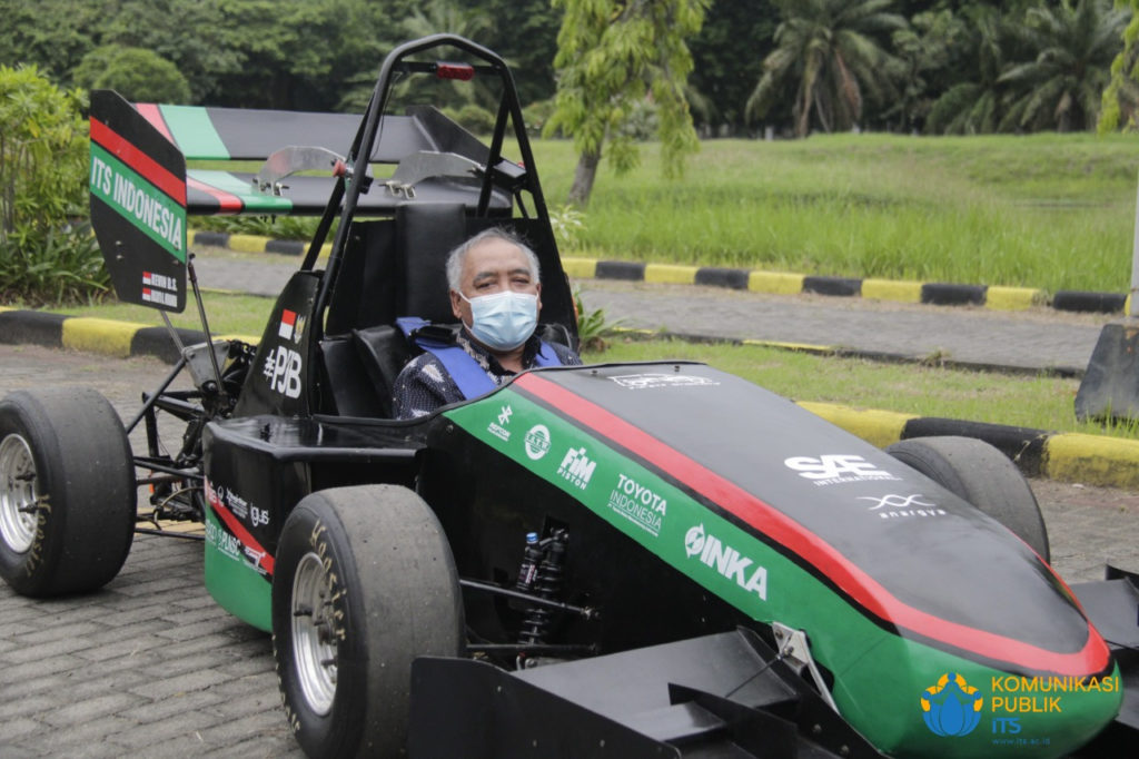 Wakil Rektor I ITS Prof Dr Ir Adi Soeprijanto MT saat mengemudikan mobil Anargya Formula EV Mark 2.0