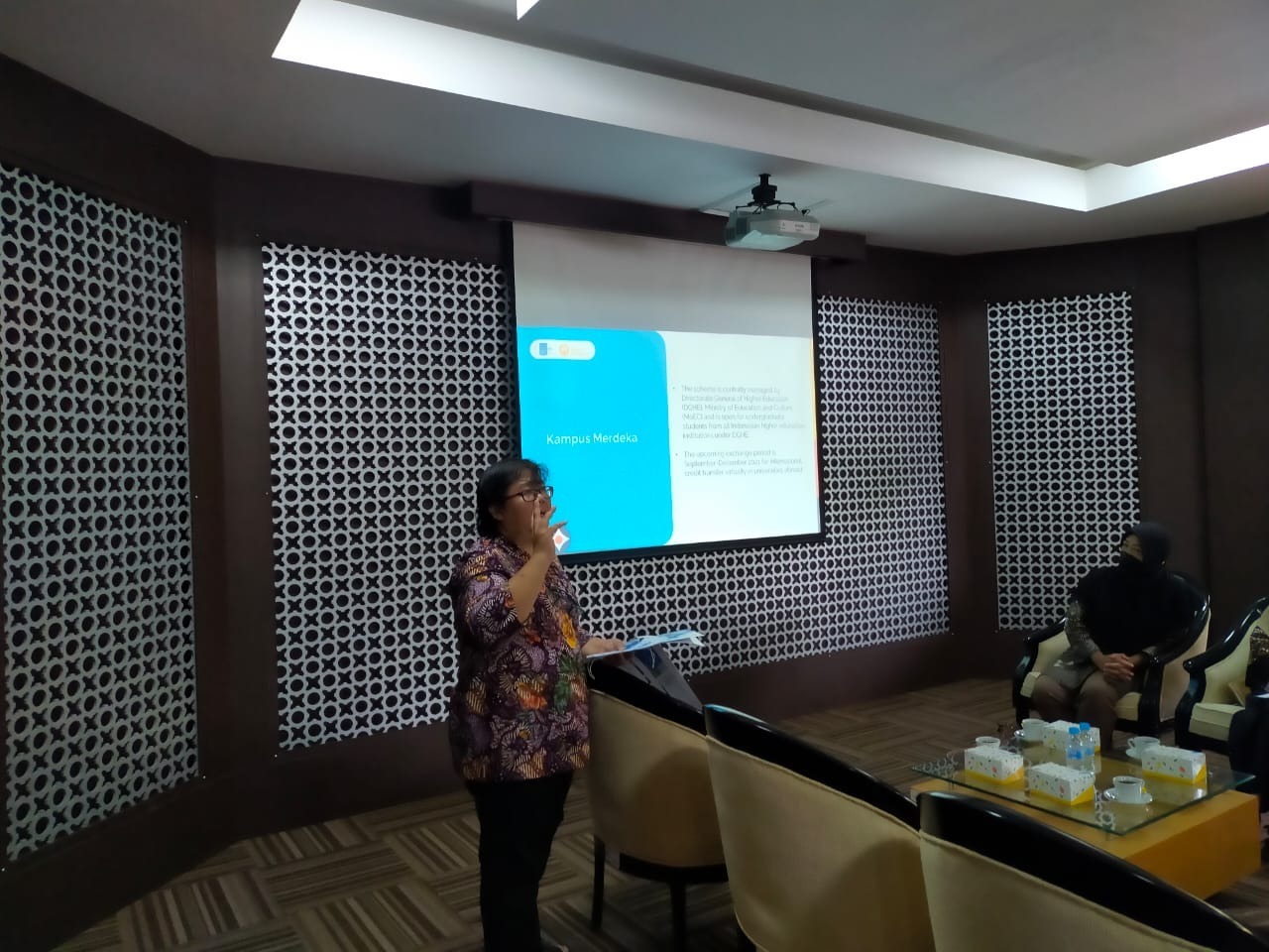 Pemaparan program kerja sama oleh Direktur Kemitraan Global ITS Dr Maria Anityasari ST ME