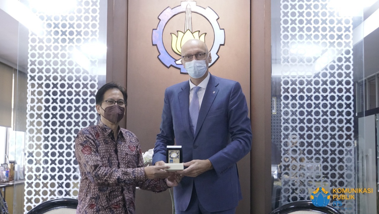 Penyerahan cinderamata dari Rektor ITS Prof Dr Mochamad Ashari MEng (kiri) kepada Dubes Ceko Jaroslav Dole?ek