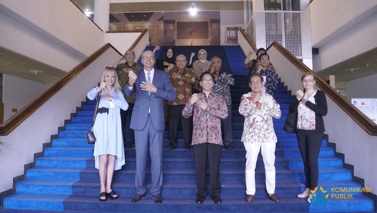 Foto bersama para pimpinan ITS dengan delegasi dari Kedutaan Besar Ceko di Rektorat ITS