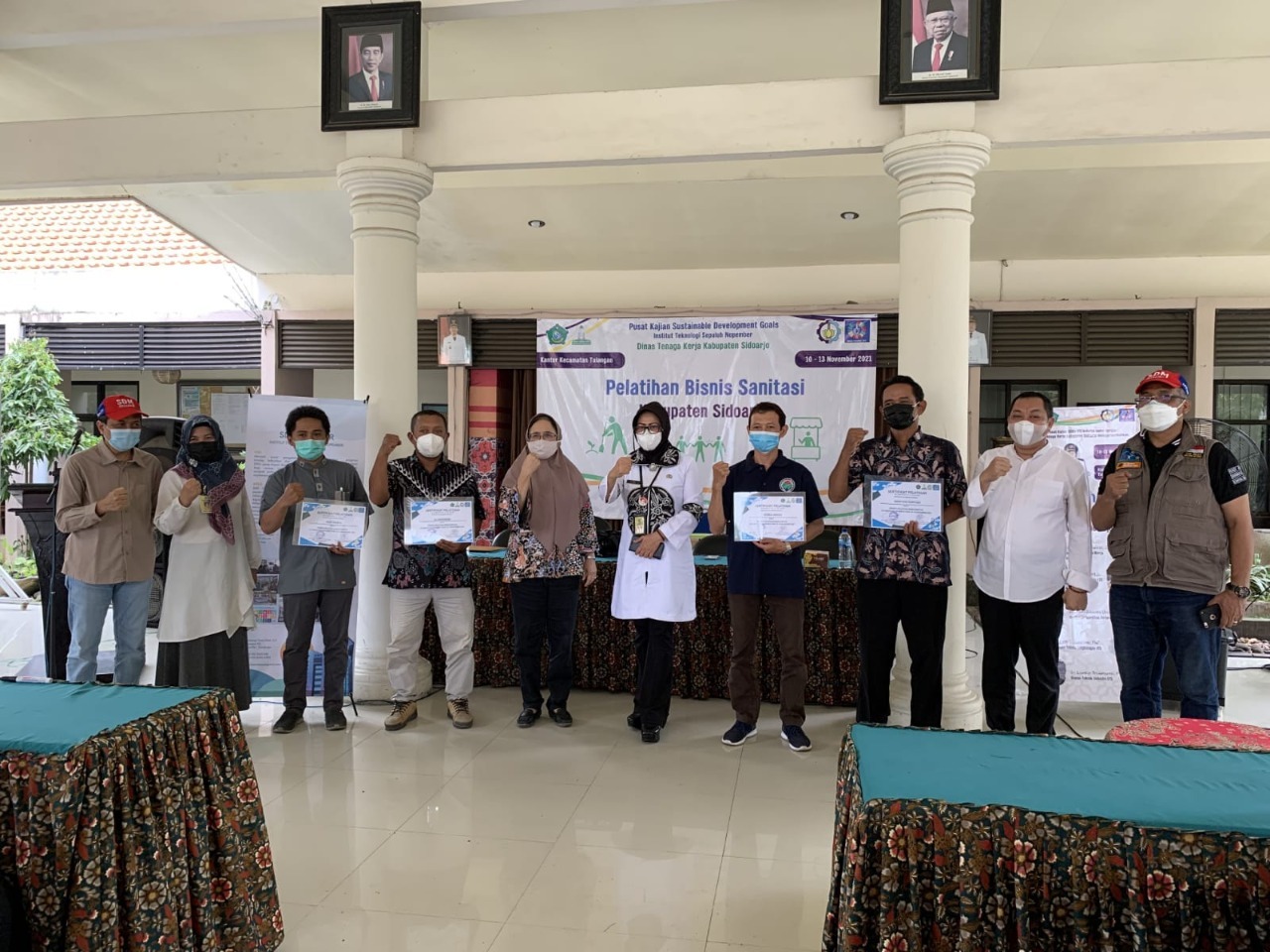 Penyerahan sertifikat pelatihan oleh Kadisnaker Sidoarjo Dr Fenny Apridawati SKM MKes (lima dari kanan) bersama perwakilan tim Abmas ITS, Camat Tulangan, dan beberapa peserta