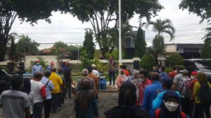 Peserta sedang melakukan briefing praktik pembuatan jamban di empat titik tersebar yang telah ditentukan di hari ketiga pelatihan sanitasi