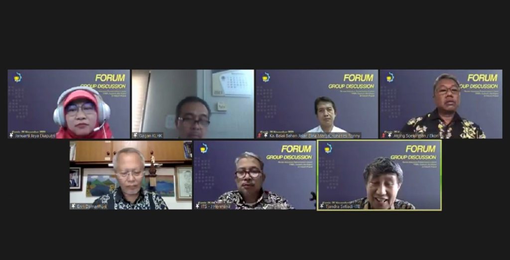 Narasumber dan penanggap saat tanya jawab dalam FGD tentang Review Kebijakan Pemanfaatan Limbah FABA, Gypsum, dan Kapur di Industri Pupuk