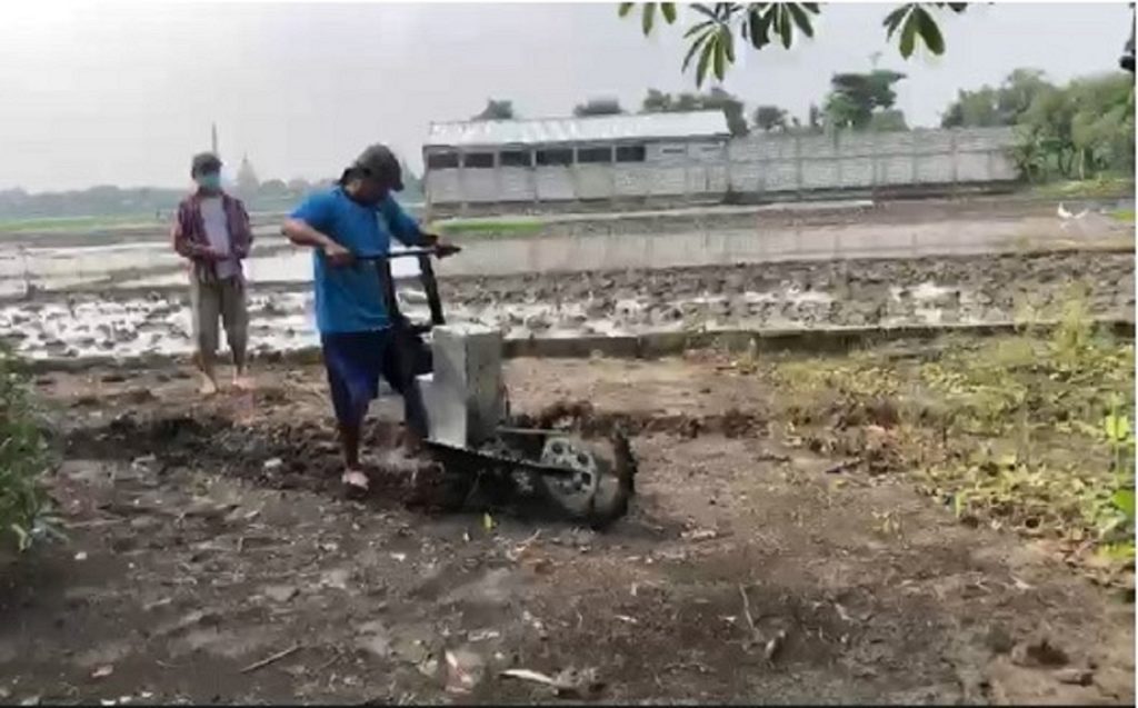 Traktor tangan bertenaga listrik karya dosen dan mahasiswa Teknik Mesin ITS yang tergabung dalam tim KKN Abmas