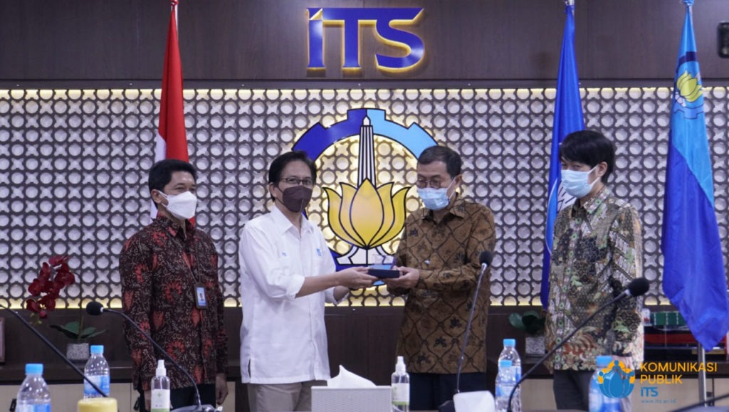 Pemberian cinderamata kepada PT Panasonic Gobel Life Solutions Manufacturing Indonesia oleh Rektor ITS Prof Dr Ir Mochamad Ashari MEng (dua dari kiri)