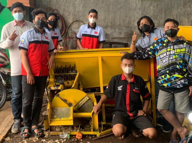 Tim KKN Abmas Departemen Teknik Mesin Industri ITS saat melakukan repair dan pengecatan ulang TTG pencacah sampah balistik