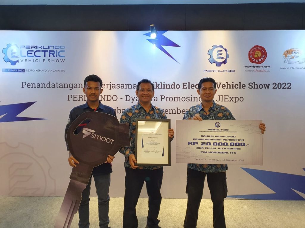 (from left) Dimas Andi Setiawan, Dr. Ir Heru Mirmanto MT, and Dedy Zulhidayat Noor ST MT Ph.D. after receiving a certificate, donated funds and an electric motor as a form of appreciation for the team