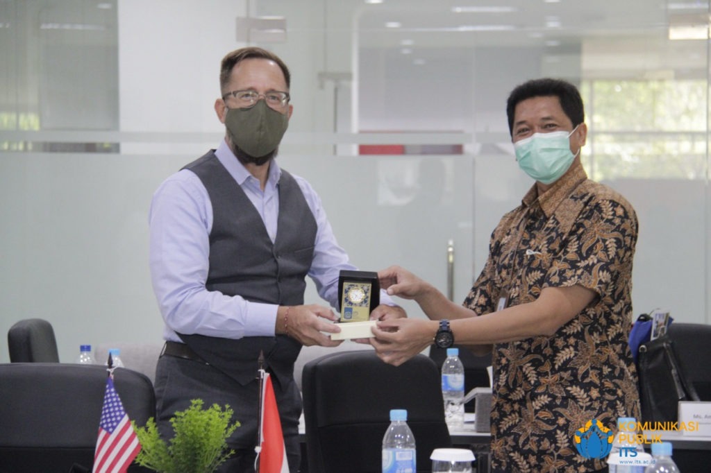(from left) Regional English Language Officer (RELO) US Embassy Jakarta Dr. Bradley Horn with ITS Vice-Chancellor IV Bambang Pramujati ST MSc Eng PhD
