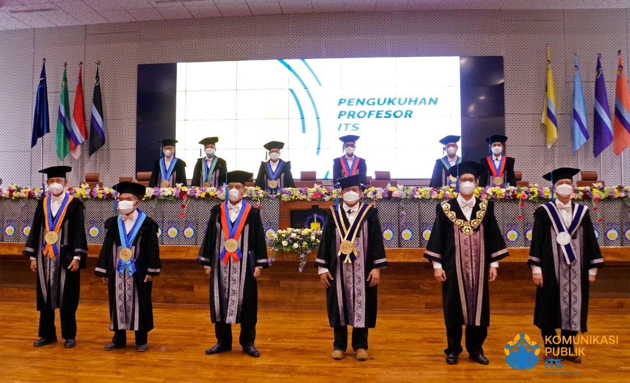 (depan dari kiri) Prof Dr Ir Kuntjoro MT, Prof Drs Mahmud Mustain MSc PhD, Prof Dr Ir Ali Musyafa’ MSc, Ketua Dewan Profesor ITS Prof Dr Ir Imam Robandi MT, Rektor ITS Prof Dr Ir Mochamad Ashari MEng, dan Wakil Rektor IV ITS Bambang Pramujati ST MScEng PhD saat penutupan prosesi Pengukuhan Profesor ITS