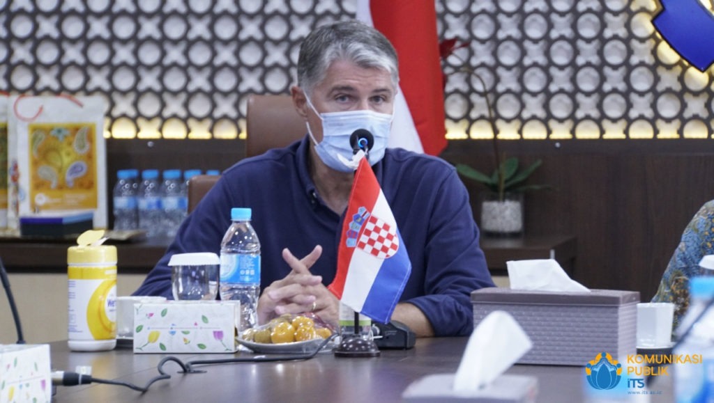 Ambassador of the Republic of Croatia to Indonesia Nebojša Koharović while delivering his remarks during a visit to the ITS Rectorate Building