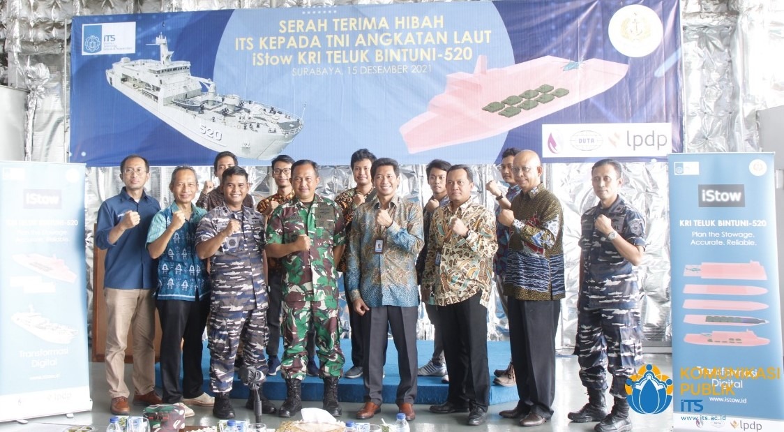 Foto bersama jajaran pimpinan ITS dengan TNI-AL di atas KRI Teluk Bintuni-520 seusai acara serah terima hibah iStow