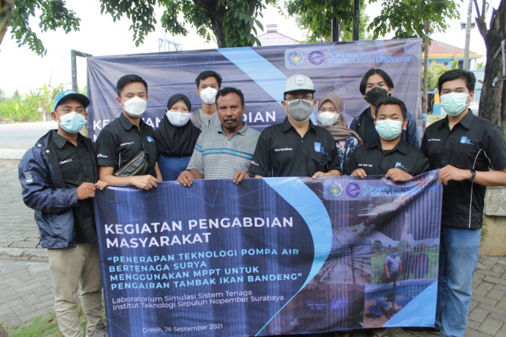 Foto bersama perwakilan petani tambak ikan bandeng, Dr Rony Seto Wibowo ST MT, dan anggota tim Abmas dari Laboratorium SST ITS