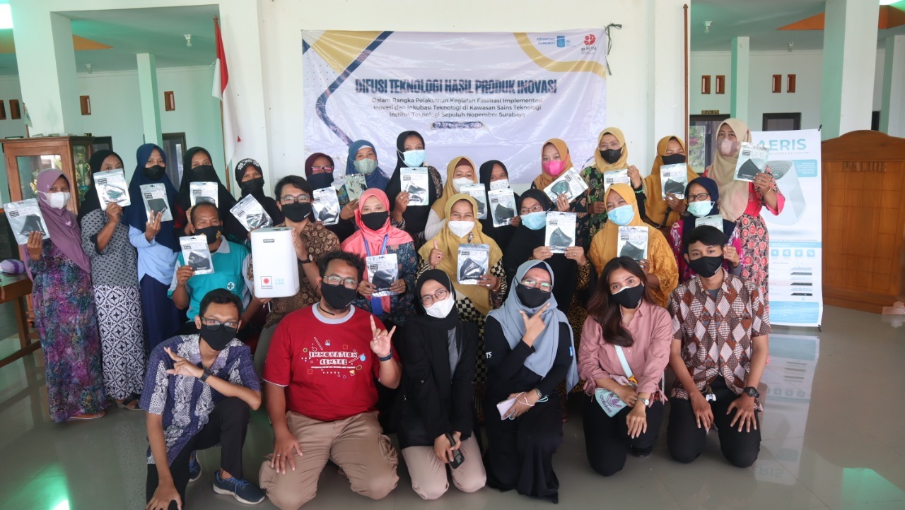 Foto bersama usai penyaluran masker dan air purifier di Desa Palur, Kebonsari, Madiun