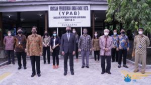 Foto bersama usai peresmian proyek percontohan jalur evakuasi inklusif di SMP dan SMA LB-A YPAB Surabaya